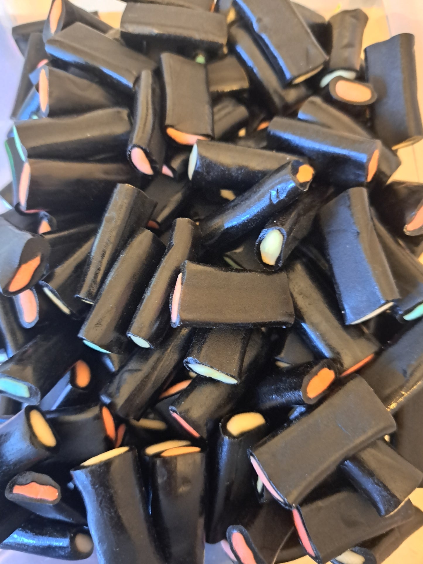 Mini cables réglisse fourrés